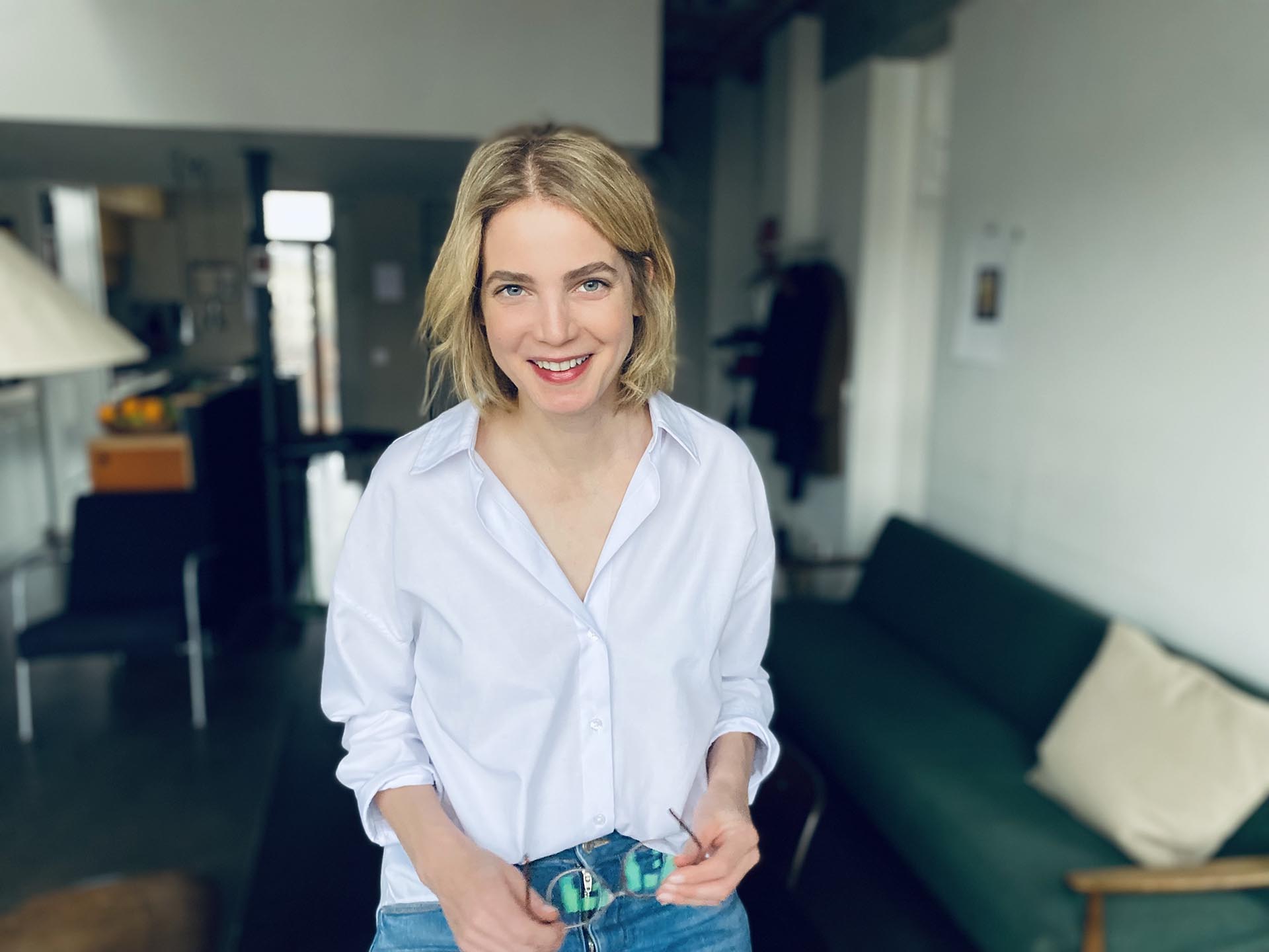 Portrait von Frederike Schmid in Praxis