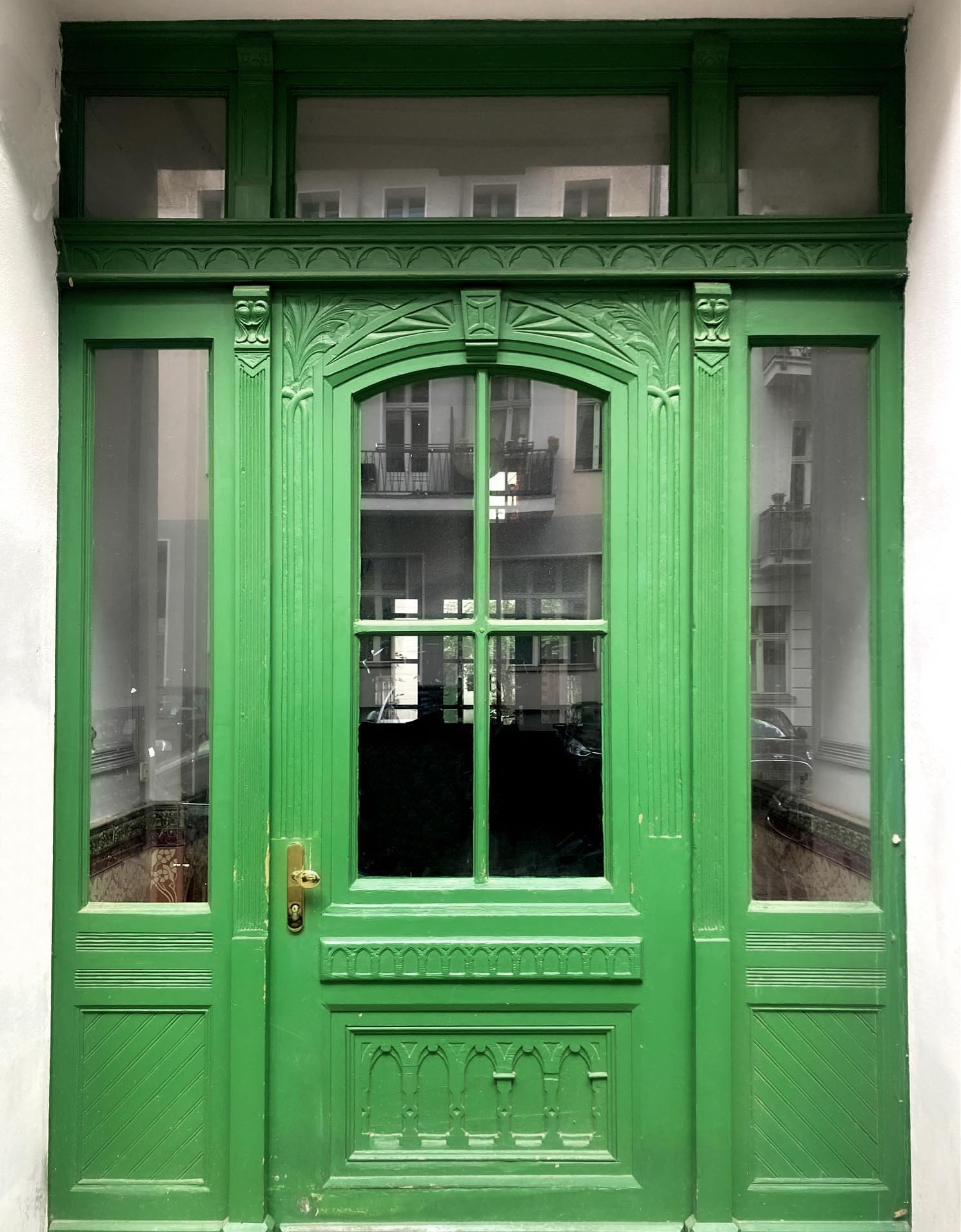 Das Foto einer gruenen Tuer